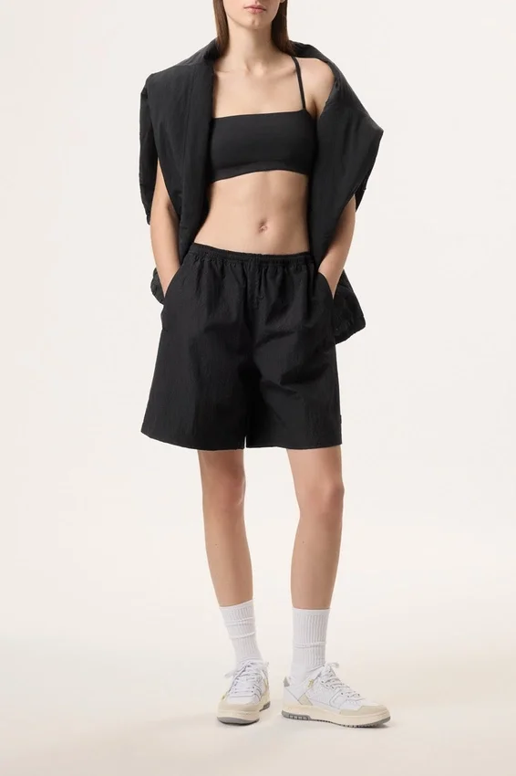 Pantalones cortos arrugados negros Fila x Hailey Bieber