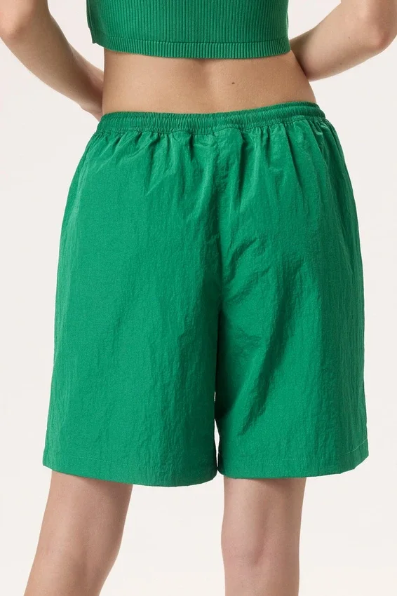 Pantalones cortos arrugados verdes de Fila x Hailey