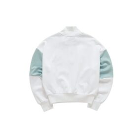 Sudadera deportiva con cuello alto, cremallera media y capucha en colores contrastantes, blanca